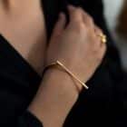 Armreif Omega S, Edelstahl vergoldet
